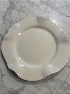 Single Lunares San Francisco Ruffle Enamel Dinner Plate -
Cream - Large 11"